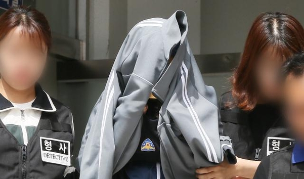 전 남편을 살해하고 시신을 유기한 혐의를 받는 고유정(36)이 지난 4일 오전 제주동부경찰서 유치장을 나와 제주지방법원으로 이동하고 있다. /연합뉴스