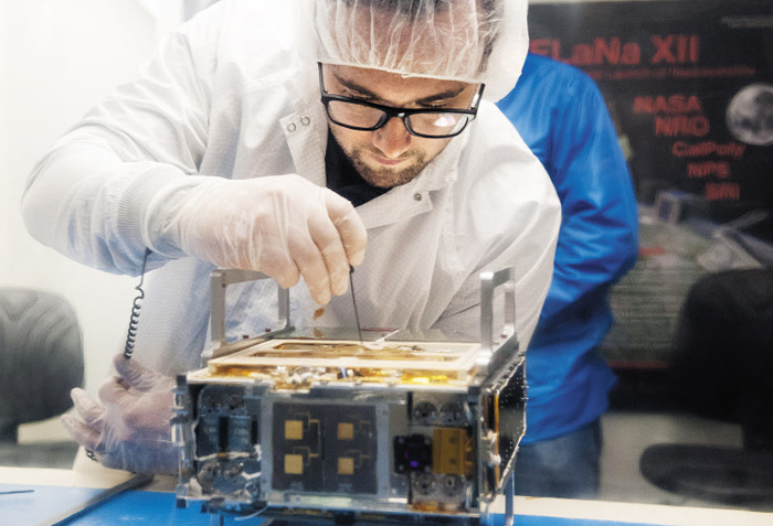 미 항공우주국(NASA) 제트추진연구소(JPL)의 한 엔지니어가 지난해 3월 화성 탐사에 사용된 큐브샛(초소형 위성) ‘마르코(MarCO·Mars Cube One)’를 점검하고 있다. 서류 가방 크기인 마르코는 지난해 화성 탐사선 인사이트의 화성 착륙을 처음으로 실시간으로 중계하는 데 성공했다.