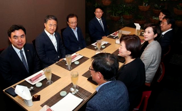 더불어민주당 이해찬 대표가 지난 4일 서울 여의도 한 음식점에서 유은혜 사회부총리 겸 교육부 장관 등 사회관계부처 장관들과 오찬을 하고 있다. /연합뉴스