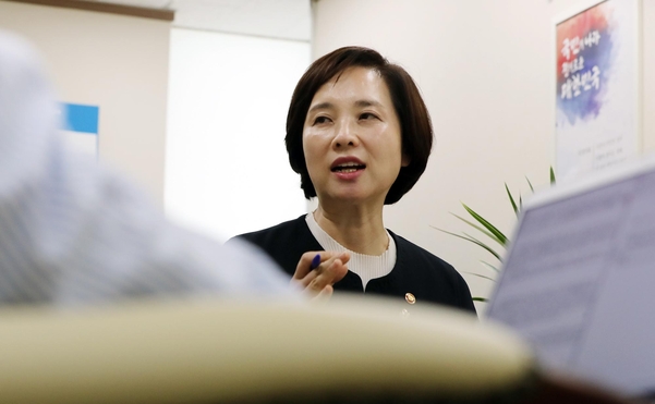 유은혜 사회부총리 겸 교육부 장관이 5일 정부서울청사에서 연합뉴스와 인터뷰를 하고 있다./연합뉴스