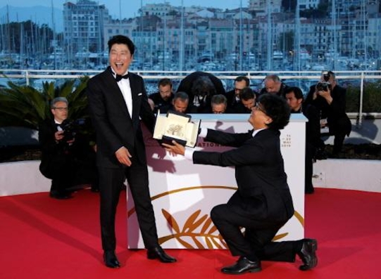 영광의 연대. “상복은 나눌수록 커지잖아요.” 송강호가 칸 영화제에서 언급한 ‘봉테일’의 가장 확실한 예는 “봉감독은 촬영장에서 식사 시간을 칼같이 지킨다”는 것.
