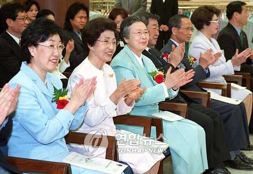 지난 2001년 5월 4일 영부인 이희호 여사가 당시 여성부 장관이었던 한명숙 전 총리와 '한국여성기금 캠페인 발대식'에 참석한 모습. /연합뉴스 자료사진