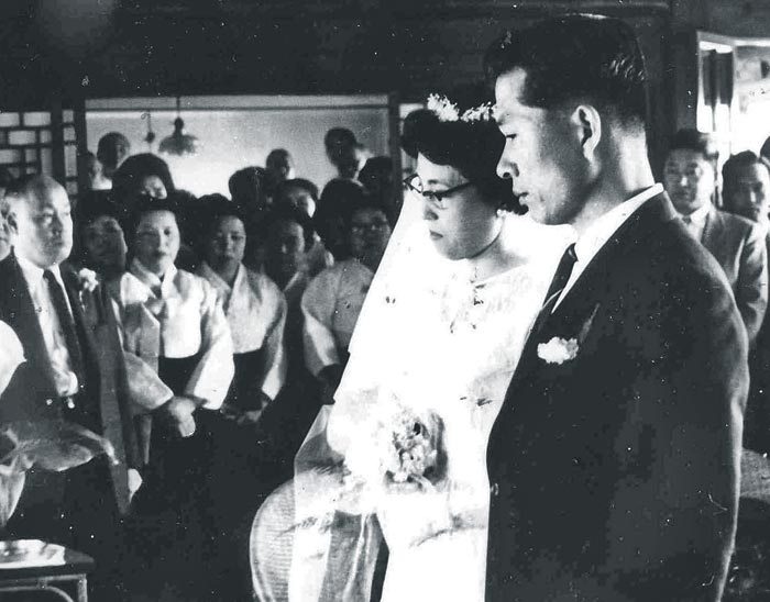 김대중 전 대통령과 이희호 여사가 1962년 5월 10일 서울 종로구 체부동의 이 여사 외삼촌댁에서 결혼식을 올리고 있다.