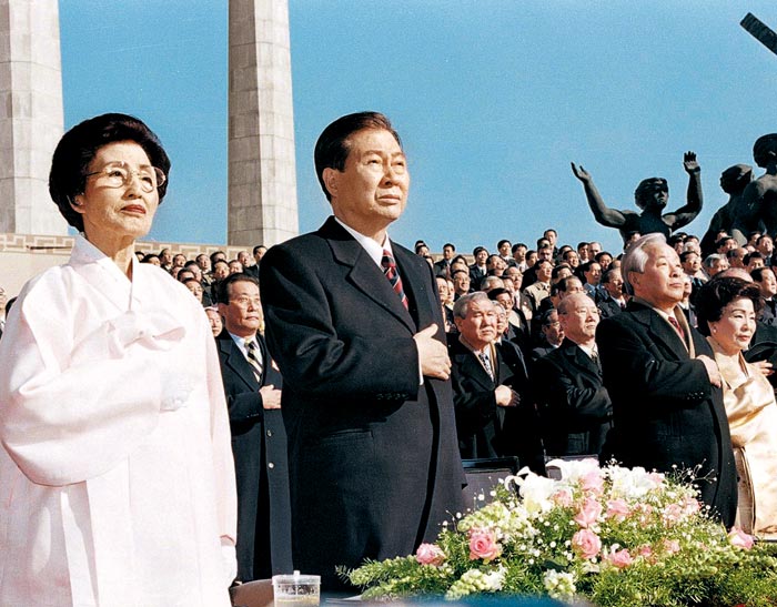 김대중 전 대통령과 이희호 여사가 지난 1998년 2월 25일 서울 여의도 국회에서 열린 제15대 대통령 취임식에서 국민의례를 하고 있다.