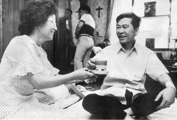 지난 1993년 8월 12일 김대중 전 대통령이 자택에서 이희호 여사와 담소를 나누고 있다/연합뉴스