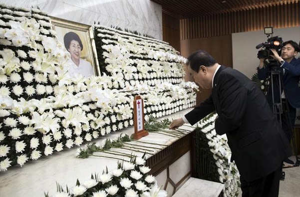 문희상 국회의장이 11일 서울 서대문구 신촌 세브란스병원 장례식장 내 고(故) 이희호 여사의 빈소에서 헌화하고 있다. /연합뉴스