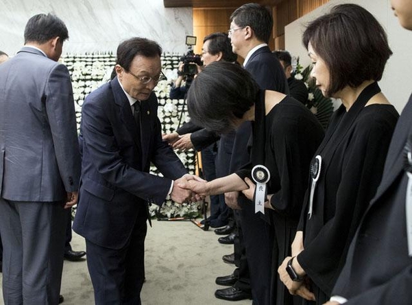 더불어민주당 이해찬 대표가 11일 서울 서대문구 신촌 세브란스병원 장례식장 내 고(故) 이희호 여사의 빈소에서 유가족을 위로하고 있다. /연합뉴스