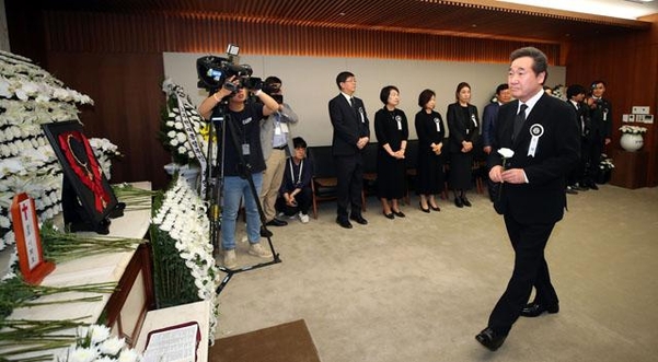 이낙연 국무총리가 11일 서울 서대문구 신촌 세브란스병원 장례식장 내 고(故) 이희호 여사의 빈소에서 헌화 하고 있다. /연합뉴스