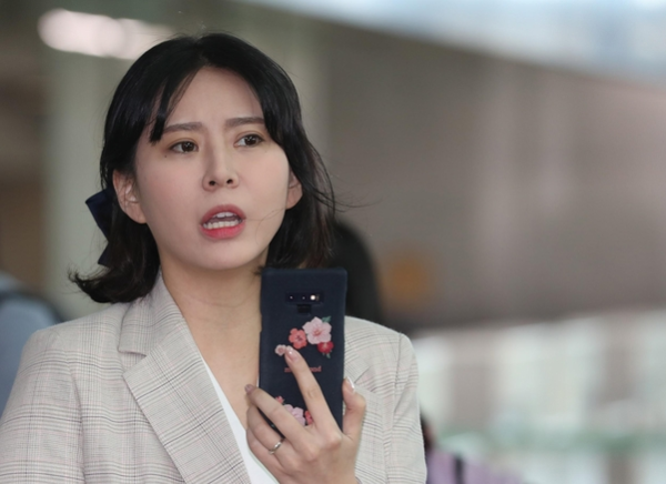 배우 윤지오씨가 지난 4월 24일 오후 캐나다로 출국하기 위해 인천공항으로 들어서고 있다. /연합뉴스
