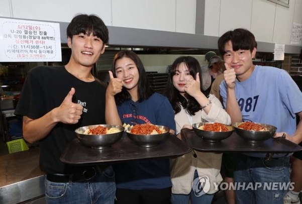 정정용 감독의 선전을 기원하는 경일대 학생들. /연합뉴스