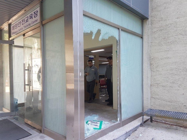 지난 12일 현대중공업 노조원들이 울산 동구 현대중공업 해양기술관 해양안전교육장에 강제 진입하면서 부서진 강화유리문./현대중공업 제공