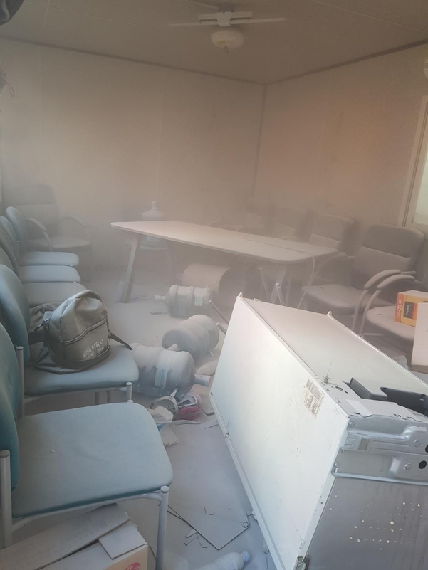 현대중 노조가 지난 12일 오후 집기 등을 파손한 울산 현대중공업 해양공장 H도크 휴게실 내부 모습. 교육장 의자, 냉장고, 책상 등이 파손됐고, 노조원들이 뿌린 소화기 분말이 뒤덮여 있다./현대중공업