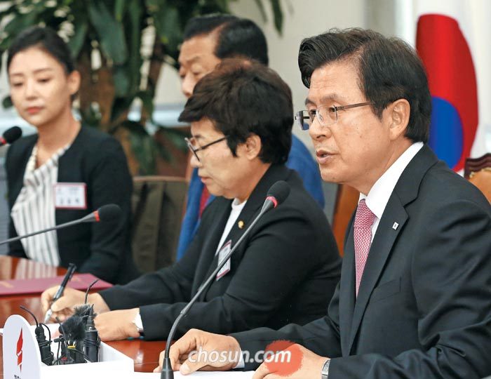 황교안(맨 오른쪽) 자유한국당 대표가 14일 국회에서 열린 당 노동위원회 임명장 수여식에 참석해 발언하고 있다.