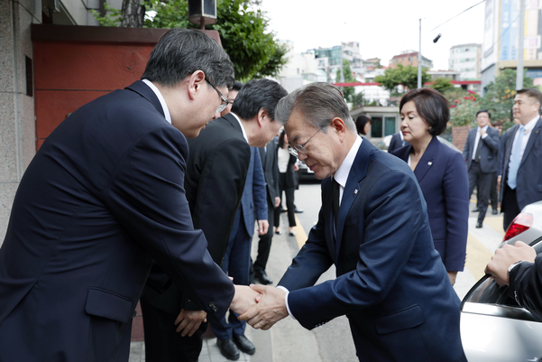 북유럽 순방을 마친 문재인 대통령과 김정숙 여사가 16일 오후 서울공항 도착 후 곧바로 고 이희호 여사의 유족을 위로하기 위해 동교동 자택을 찾아 고인의 삼남 김홍걸 민화협 대표 상임의장 등과 악수하고 있다. /연합뉴스