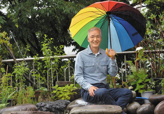 비 오는 날, 충남 아산의 자택에서 만난 예스병원 김인권 병원장. 여수와 용인의 중간쯤인 충남 아산에 새 보금자리를 마련한 것은 '너무 멀리 가기에는 옛 환자들에게 미안해서'라고 했다.
