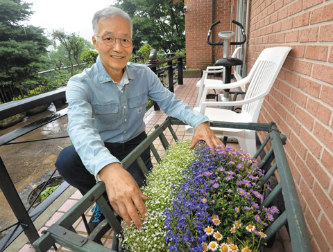 꽃과 나무도 정성 들여 돌보는 김인권 병원장. 이 외진 곳의 집에도 언제나 손님들이 끊이지 않는다고.