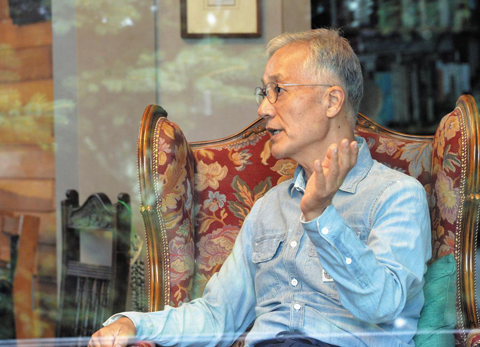 김인권 병원장이 조선일보 닥터스플러스와 인터뷰를 하고 있다.