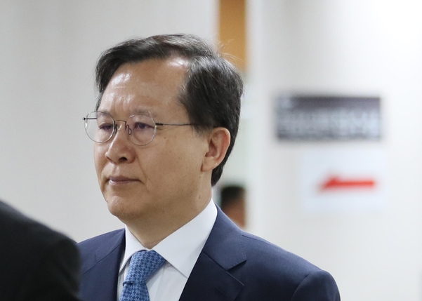 사법행정권 남용 혐의로 기소된 박병대 전 대법관이 지난 14일 오전 서울 서초구 서울중앙지법에서 열린 속행 공판에 출석하기 위해 법정으로 향하고 있다. /연합뉴스