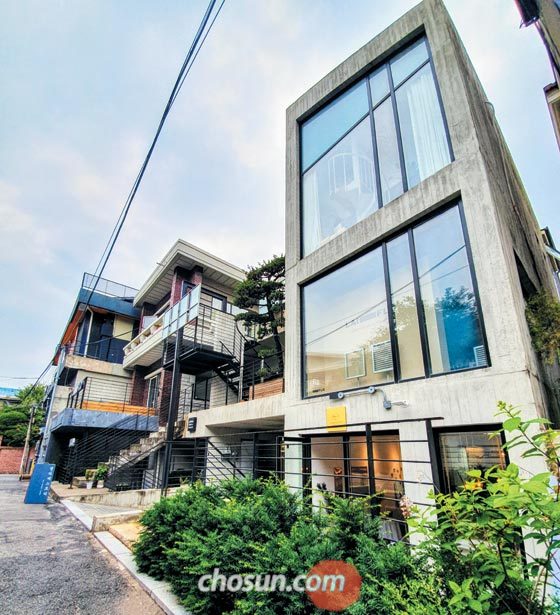 서울 서대문구 연희동에 재생 건축 공법으로 리모델링한 지상 2층 상가주택.