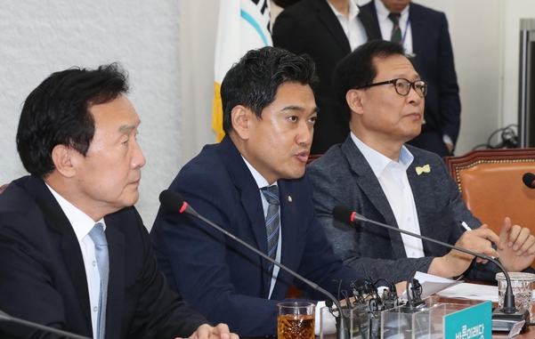 바른미래당 오신환 원내대표가 19일 국회에서 열린 최고위원회의에서 발언하고 있다./연합뉴스
