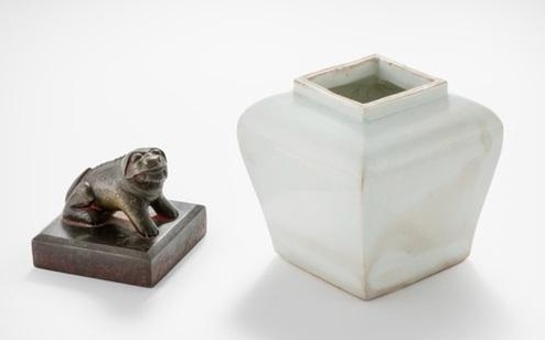 조선왕실 유물백자 이동궁명 사각호(오른쪽)와 중화궁인. / 국외소재문화재재단