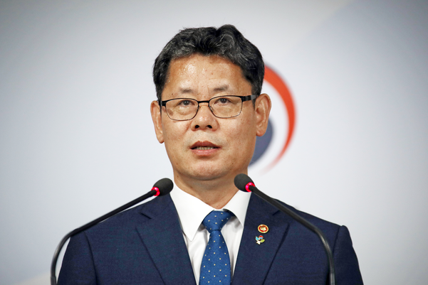 김연철 통일부 장관이 19일 오후 정부서울청사에서 북한 식량난 추가 지원 관련 발표를 하고 있다./연합뉴스