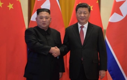 김정은 북한 국무위원장(왼쪽)의 4차례 방중 끝에 시진핑 중국 국가주석이 20일 이틀간의 북한 국빈방문 일정에 들어갔다. /신화망