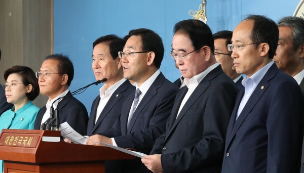 주호영(왼쪽에서 넷째) 의원 등 자유한국당 '대구경북발전협의회' 소속 의원들이 21일 오전 국회 정론관에서 기자회견을 하고 있다. /연합뉴스