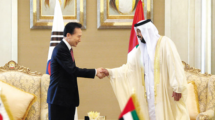 10년前, 웃으며 원전수출 계약했는데 - 2009년 12월 27일 이명박 당시 대통령이 UAE 아부다비에서 칼리파 대통령과 바라카 원전 4기 건설(약 21조원 규모) 사업 계약 서명식을 가진 뒤 악수하고 있다.