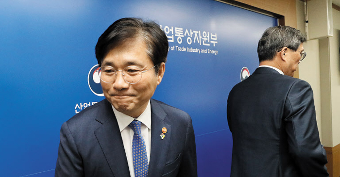 착잡한 원전 정비 계약 발표 - 성윤모(왼쪽) 산업통상자원부 장관과 정재훈 한국수력원자력 사장이 24일 오후 정부세종청사에서 바라카 원전의 정비 계약 수주 결과를 발표하고 연단을 내려오고 있다.