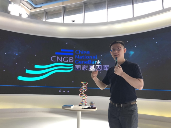 2019년 6월 13일 중국 선전시에 위치한 세계 최대 게놈 분석 업체인 BGI 산하 중국유전자은행(CNGB) 내부에서 회사 관계자가 유전자 미래 산업에 대해 설명하고 있다. /선전 =전효진 기자