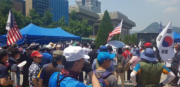 25일 오후 우리공화당이 서울 광화문광장에 농성 천막 3개동을 다시 세우고, 앞에서 집회를 열고 있다. /권오은 기자