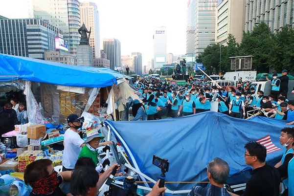 25일 오전 서울시 직원 등 900명이 광화문광장 농성 천막을 철거하고 있다. /연합뉴스