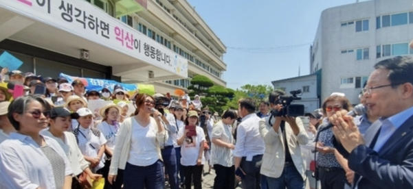 25일 정헌율 전북 익산시장이 다문화가족에 대해 ‘잡종강세’라고 발언한 내용에 대해 사과하고 있다. 이날 전국이주여성쉼터협의회 등은 익산시청 앞에서 기자회견을 열고 “차별에 기반한 다문화가족 자녀 모독 발언한 정 시장을 규탄한다”고 밝혔다./뉴스1