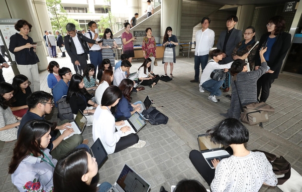 26일 오후 서울 서초구 서울고등법원 앞에서 일본 신일철주금을 상대로 한 손해배상소송 2심 선고가 끝난 뒤 피해자 단체 및 변호사 등이 기자회견을 하고 있다. 왼쪽부터 조시현 민족문제연구소 연구위원, 임재성 변호사, 이희자 보상추진협의회 대표, 김세은 변호사. /연합뉴스