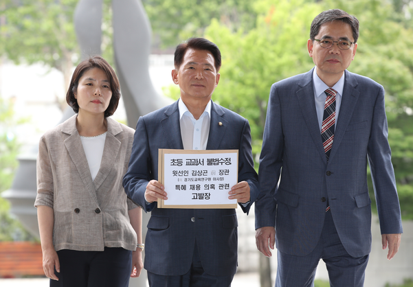 자유한국당 전희경(왼쪽부터), 김한표, 곽상도 의원이 26일 교육부가 초등학교 사회 교과서를 불법 수정했다는 혐의로 김상곤 전 사회부총리 겸 교육부 장관을 대검찰청에 고발했다. /연합뉴스