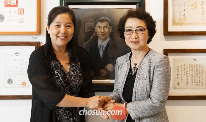 25일 서울 주한 일본대사관 공보문화원에서 고 이수현씨의 어머니 신윤찬(오른쪽)씨와 이씨 추모 영화 '가케하시' 총괄 제작자 나카무라 사토미씨가 악수를 나누고 있다.