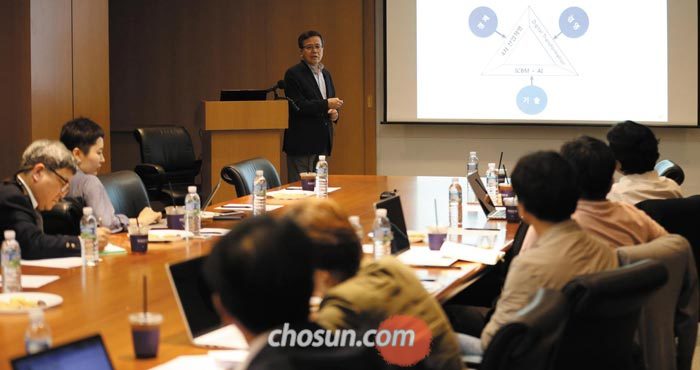 조선일보 100년 포럼 위원들이 지난 20일 4차 산업혁명과 한국 경제의 미래에 대한 조신 교수의 주제 발표를 듣고 있다.