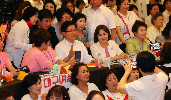 자유한국당 황교안 대표가 26일 서울 서초구 더케이호텔서울에서 열린 한국당 우먼 페스타에서 참석자들과 기념촬영을 하고 있다. /연합뉴스