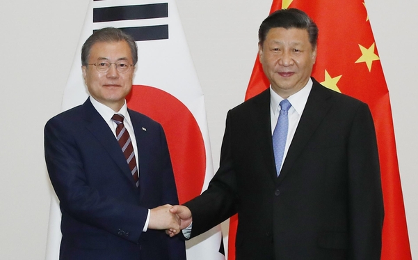 G20(주요 20개국) 정상회의 참석차 일본을 방문한 문재인 대통령이 27일 오후 오사카 웨스틴호텔에서 시진핑 중국 국가주석과 회담하기에 앞서 악수하고 있다./연합뉴스