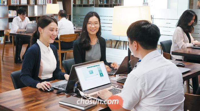 27일 서울 을지로 KEB하나은행 본점에서 직원들이 업무를 보며 대화를 나누고 있다.