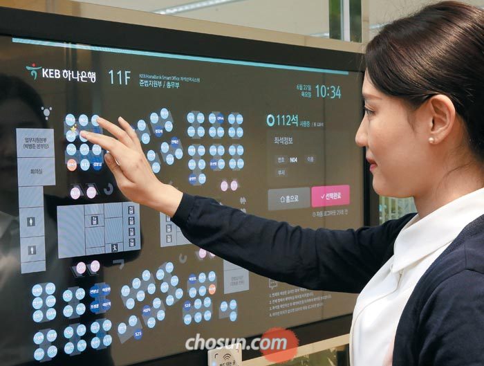 층마다 입구에 설치된 대형 터치 화면에서 자리를 고를 수 있다.