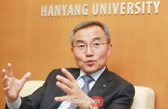 지난 2월 취임한 한양대 김우승 총장이 총장실에서 본지와 인터뷰하고 있다.
