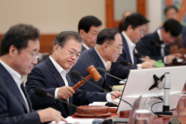 문재인 대통령이 2일 청와대에서 국무회의를 주재하고 있다. /청와대 제공