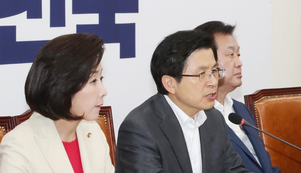 자유한국당 황교안 대표가 3일 당 최고위원-중진의원 연석회의에서 발언하고 있다./연합뉴스