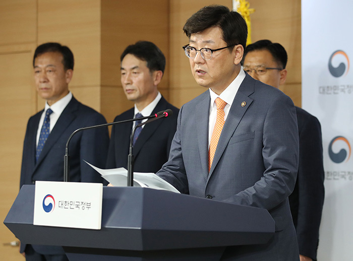 최병환(오른쪽) 국무조정실 국무1차장이 3일 정부서울청사에서 북한 소형목선의 '삼척항 입항' 사건에 대한 정부의 합동조사 결과를 발표하고 있다. /뉴시스