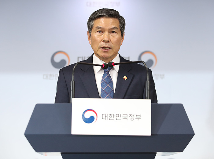 정경두 국방장관이 3일 정부서울청사에서 대국민 사과문을 발표하고 있다. /뉴시스