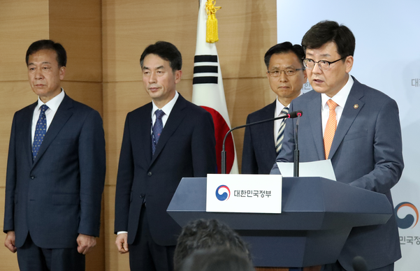 최병환 국무조정실 국무1차장이 3일 정부서울청사에서 북한 소형목선의 '삼척항 입항' 사건에 대한 정부의 합동조사 결과를 발표하고 있다. /연합뉴스