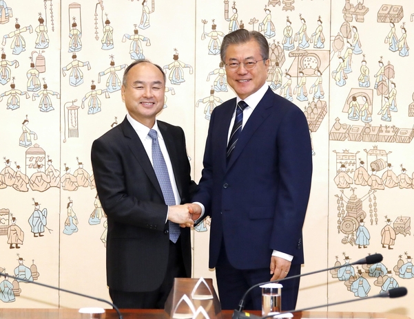 문재인 대통령이 4일 청와대에서 손정의 일본 소프트뱅크그룹 회장과 만나 악수하고 있다. /연합뉴스