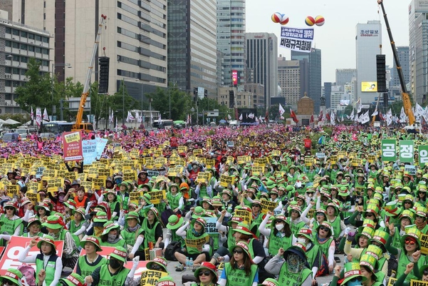학교 비정규직 등 공공부문 노조가 3일 오후 서울 종로구 광화문광장에서 열린 7·3 민주노총 공공부문 비정규직노동자 총파업 '비정규직 철폐 전국노동자대회'에서 구호를 외치고 있다./ 조선DB